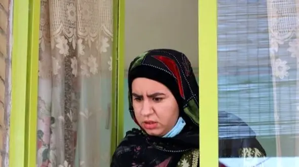 چیدمان ساده و خلوت میز عزای پدربزرگ صهبا شرافتی، روناک سریال نون خ با خرما و شمع و عکس در منزل شخصی‌ خودشان+عکس