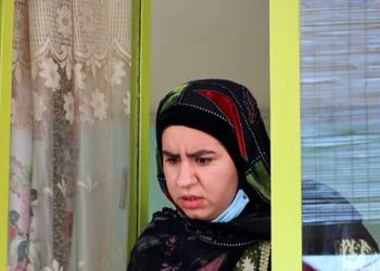 چیدمان ساده و خلوت میز عزای پدربزرگ صهبا شرافتی، روناک سریال نون خ با خرما و شمع و عکس در منزل شخصی‌ خودشان+عکس