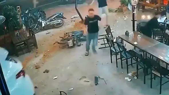 فیلم حمله با خودرو به رستوران در ویتنامفیلم حمله با خودرو به رستوران در ویتنام