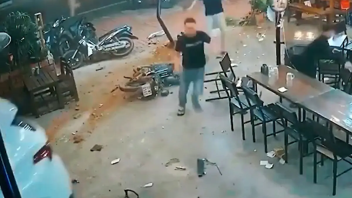 فیلم حمله با خودرو به رستوران در ویتنامفیلم حمله با خودرو به رستوران در ویتنام