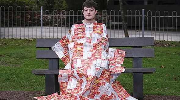 ساخت پتو با بسته های چیپس برای بی خانمان ها + عکس