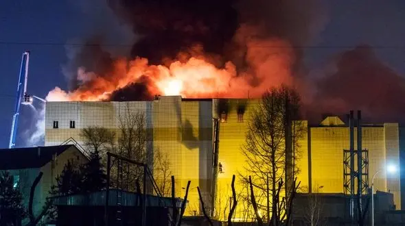 مردی برای فرار از آتش سوزی خودش را از طبقه چهارم به بیرون پرت کرد + فیلم لحظه حادثه 