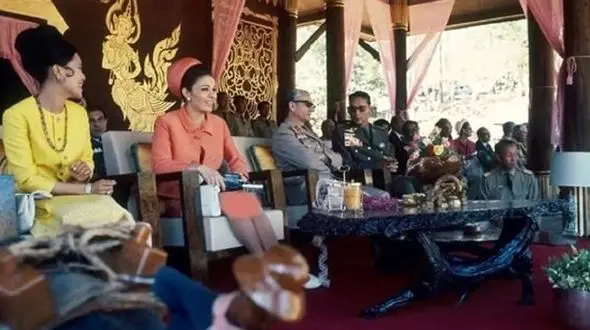 عکس / سفر در زمان / محمدرضا پهلوی و فرح دیبا در حال قدم زدن در طبیعت بکر تایلند 