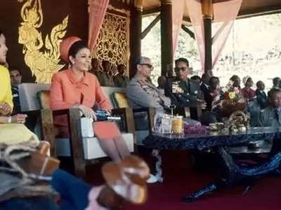 عکس / سفر در زمان / محمدرضا پهلوی و فرح دیبا در حال قدم زدن در طبیعت بکر تایلند 