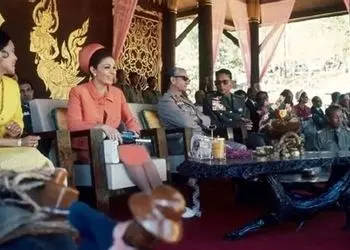 عکس / سفر در زمان / محمدرضا پهلوی و فرح دیبا در حال قدم زدن در طبیعت بکر تایلند 