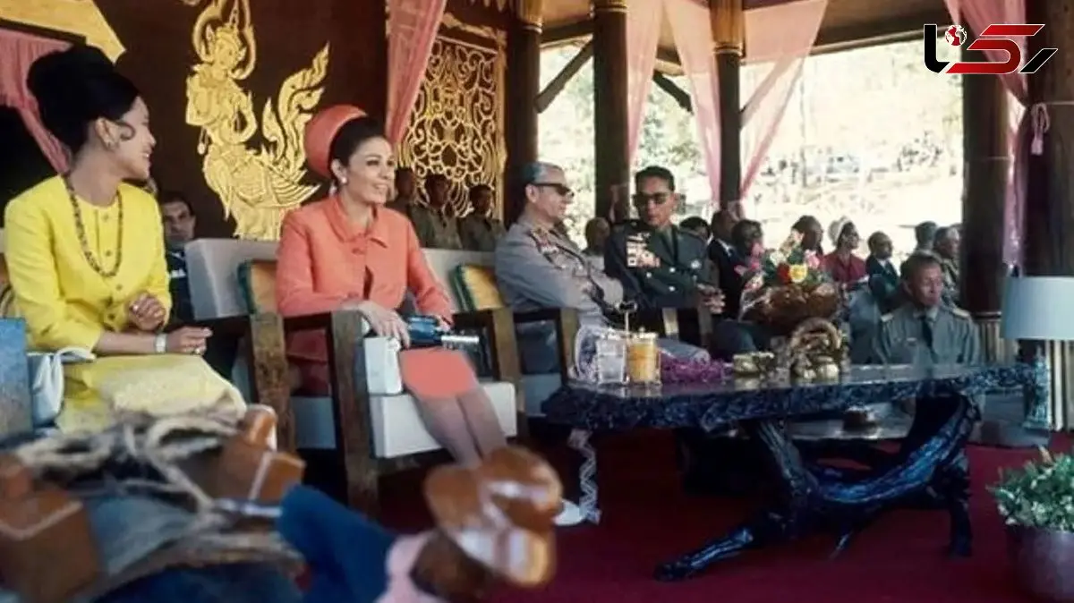 عکس / سفر در زمان / محمدرضا پهلوی و فرح دیبا در حال قدم زدن در طبیعت بکر تایلند