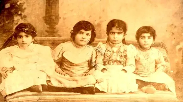 تصویر احمدشاه روی پیراهن دختر عکاس‌باشی