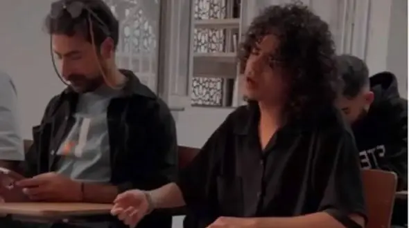 فیلم آواز پرهیاهو /  پسر خوش گیس سر کلاس زد زیر آواز و خوند تموم شدیم و این قصه به سر رسید !