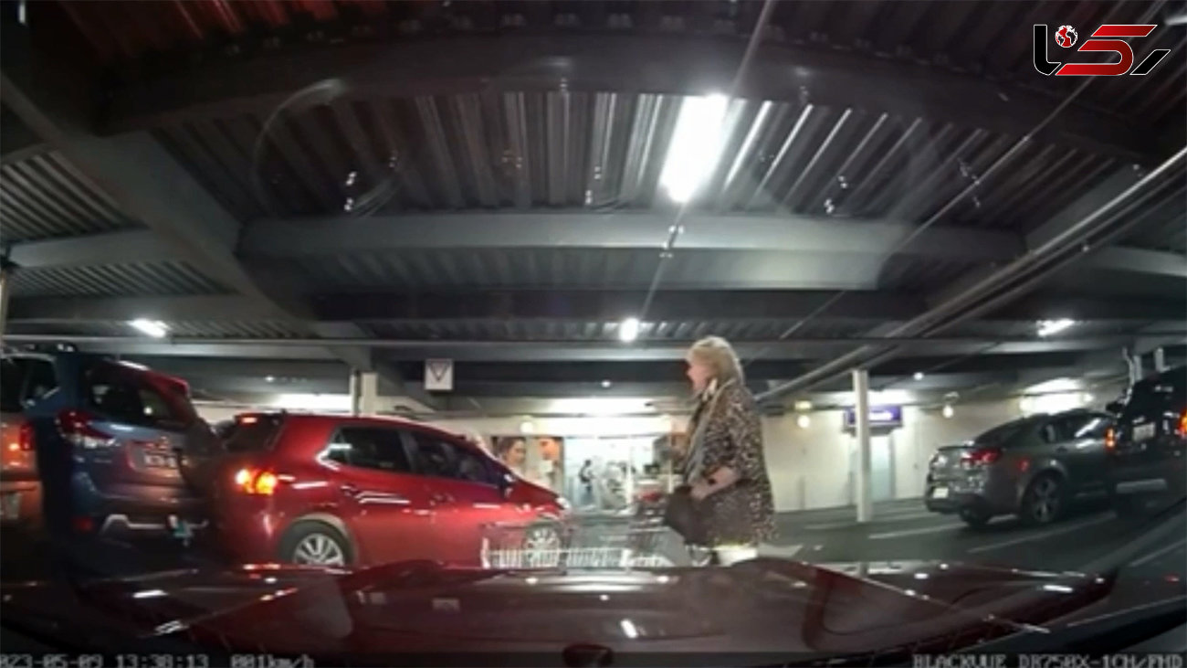 ببینید / شوکه شدن زن از اشتباه خطرناک و خسارت‌بار یک راننده در پارکینگ! + فیلم