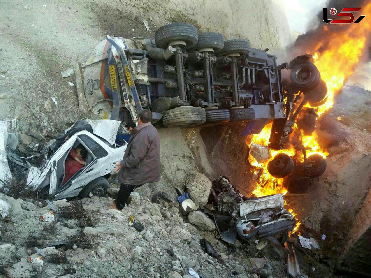 عکسی از لحظه فاجعه سقوط تریلی و 4 خودرو سواری به دره / 5 گرفتار زنده زنده سوختند