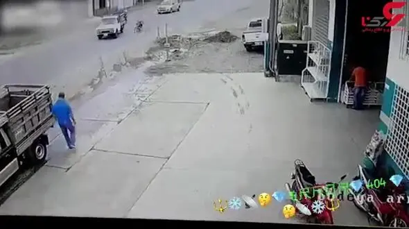 گردش به چپ ناگهانی وانت، جان موتور سوار بی احتیاط را گرفت + فیلم