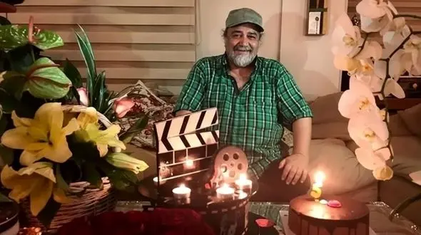 عکس ها / نگاهی به چیدمان خانه محمدرضا شریفی نیا با سلیقه دو دخترش مهراوه و ملیکا  /تابلو نقره ظروف مسی، ساعت رومیزی فانتزیو آشپزخانه ای دخترانه