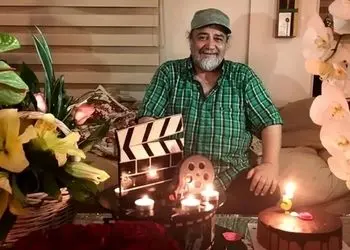 عکس ها / نگاهی به چیدمان خانه محمدرضا شریفی نیا با سلیقه دو دخترش مهراوه و ملیکا  /تابلو نقره ظروف مسی، ساعت رومیزی فانتزیو آشپزخانه ای دخترانه