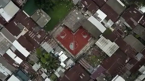 نخستین زمین فوتبال غیر مستطیلی جهان در کشور تایلند ساخته شد + فیلم