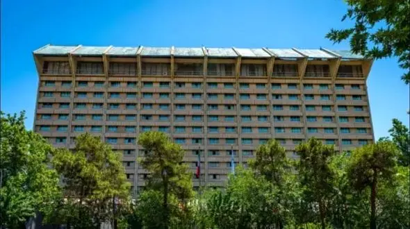 زن جنگ‌زده هتل لاله را متهم کرد، هتل پاسخ داد: «خدمات ما مطابق ضوابط ارائه شده است»

