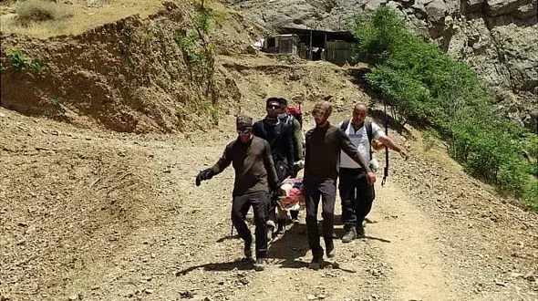 نجات معجزه آسای زن کاشانی از سقوط از کوه + عکس