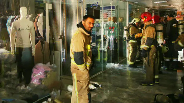 عکس بهنام میرزاخانی لحظاتی قبل از فروریختن پلاسکو در لباس عملیات