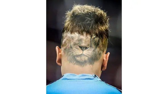 جولان شیر روی سر دروازه بان تیم ملی+ عکس