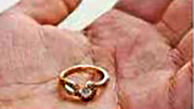 عروسی که 9 سال پیش حلقه ازداوجش را گم کرده بود، پیدا کرد