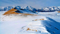 بیابان طلایی وسط کوه‌های پر برف سیبری 