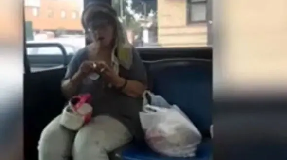 بی ادبی زن بی حجاب با دختر محجبه در اتوبوس + عکس زن تحت تعقیب