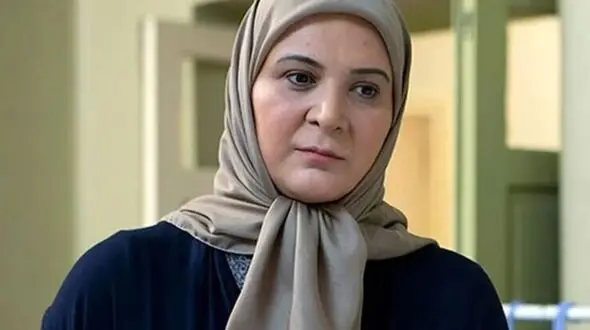 فیلم چهره عزادار  همای سریال پایتخت در مراسم ختم مادرش / حضور بازیگران پایتخت و دیگر بازیگران  برای عرض تسلیت و همدردی با ریما رامین فر / روحش شاد