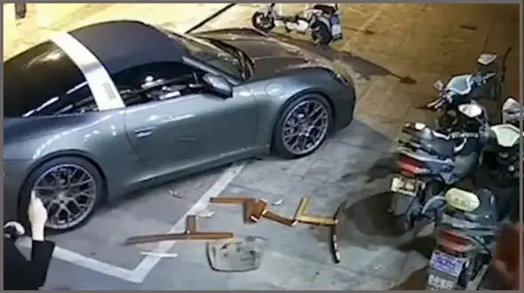 فیلم عجیب از سقوط صندلی های چوبی روی سر زن جوان و خودروی لاکچری / همه شوکه شدند