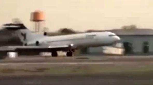  خلبان ایرانی هواپیمای مسافربری را بدون چرخ جلو در فرودگاه سالم به زمین نشاند+ فیلم