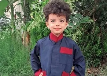 فیلم/ حاضرجوابی و دهن کجی مهدیار کلایی، نقل و نبات سریال مو به مو به پدرش در راه مدرسه که به شدت بدآموزی داره