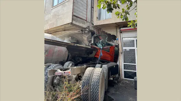 عکس صحنه ورود مرگبار یک کامیون بونکر داخل دو خانه در تبریز + جزئیات