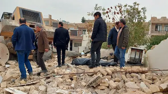 لودر ناکهان وارد یک خانه در بومهن شد ! / یک مرد را زنده به گور کرد !