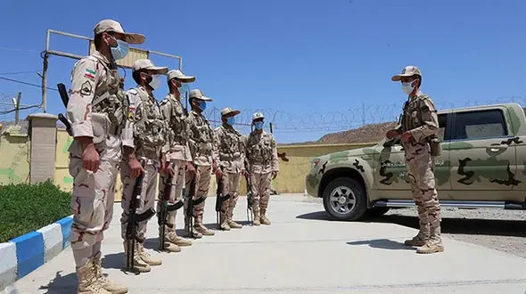 فیلم لحظه اعلام خبر شهادت یکی از سربازان مرزبانی به خانواده اش