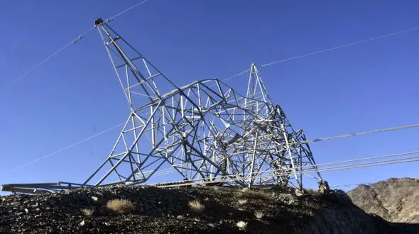 فیلم مرگ  دزد هنگام سرقت دکل بزرگ برق ! / در زاهدان رخ داد 