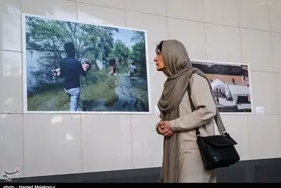  افتتاح نمایشگاه عکس "خانه‌ای که سیل برد، مهری که سیل آورد" در ایوان انتظار میدان ولیعصر(عج) 