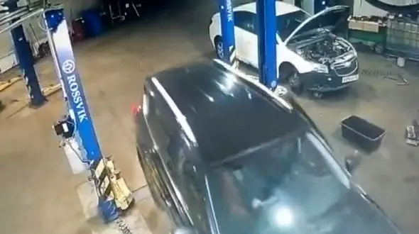 فیلم شاگرد مکانیک که خودرو مشتری را له کرد! 