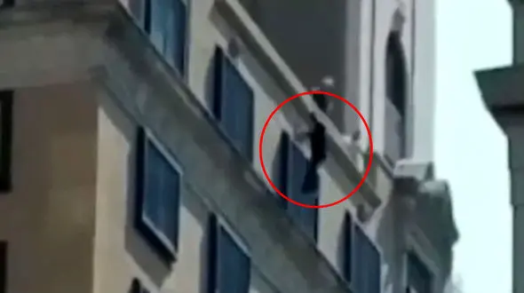 خودکشی دردناک یک زن از پشت بام + فیلم 