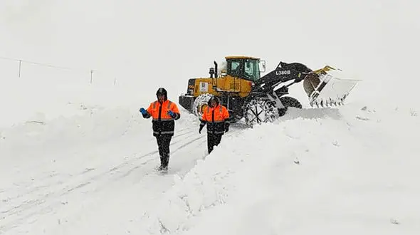 7 ساعت عملیات نفسگیر برای نجات جان مرد جوان بعد از برق گرفتگی در برف و کولاک