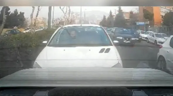 ببینید: استفاده از تلفن همراه حین رانندگی حادثه آفرید