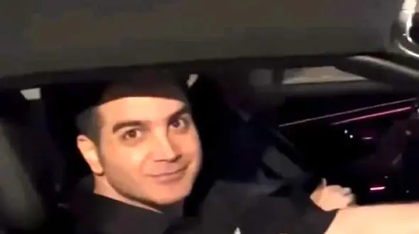 فیلم آواز باشکوه محسن یگانه ! /  هوادارا ش یگانه رو تو ماشین لوکسش تو برلین گیر آوردن براش کنسرت گذاشتن !