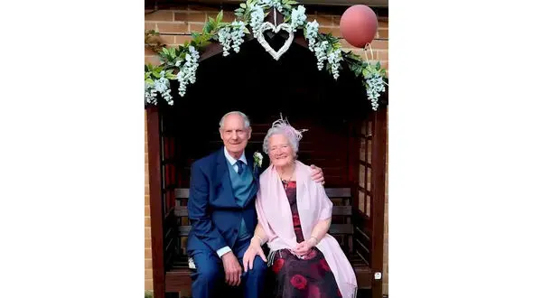 ازدواج پیرترین زوج انگلیسی در جهان خبر ساز شد +عکس