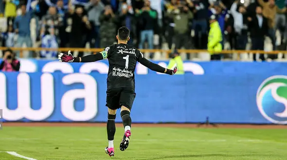 تلاش سیدحسین حسینی برای رها کردن یک تماشاگر نوجوان از دست ماموران + فیلم