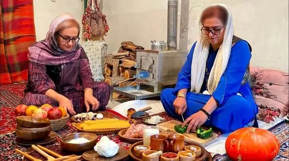 فیلم/ پخت تماشایی یک غذای ایتالیایی در ماهیتابه توسط دو بانوی روستایی کردستانی 