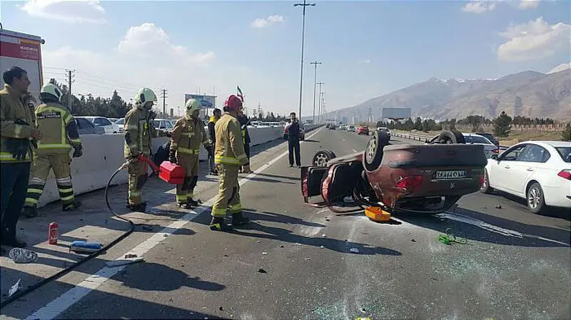 تصادف شدید خودرو سواری با موانع بتونی بزرگراه 