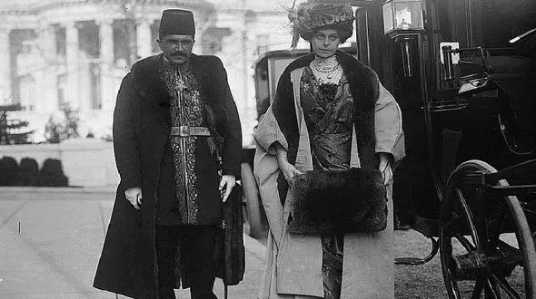 تصویر شارژدافر ایران در آمریکا به همراه همسرش