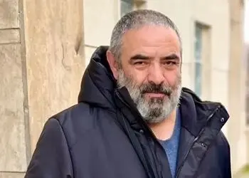 فیلم حسن معجونی بازیگر اسباب زحمت: کلاس دوم ابتدایی سر املا مردود شدم ولی یکسالِ تمام یواشکی میرفتم کلاس سوم؛ آخرای سال فهمیدند 