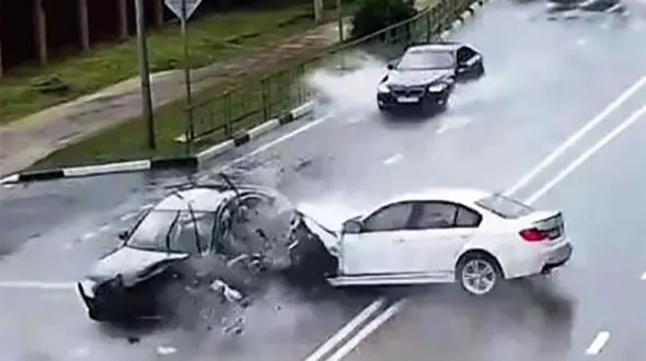 ببینید / تصادف وحشتناک خانم بلاگر معروف در اتوبان ! + فیلم