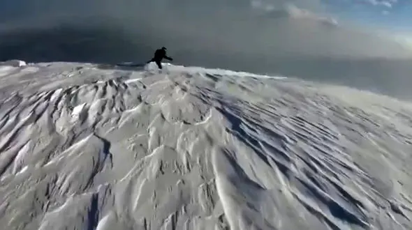 فیلم اسکی بازی پسر جوان را ببینید نفستان بند می آید / با بهمن پایین رفت!