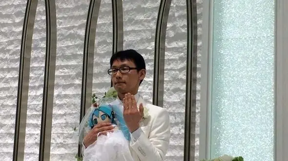 ازدواج عجیب مرد ژاپنی با یک عروسک! +تصاویر 