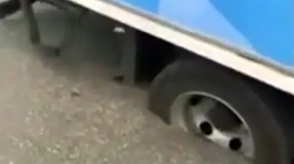 گرما آسفالت را ذوب کرد و کامیون در آن فرو رفت+ فیلم