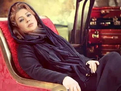 دیزاین کیک تولد خاص و لاکچری 53 سالگی نسرین مقانلو با یک کیسه پر از دلار/ این کیک خوردن داره+عکس